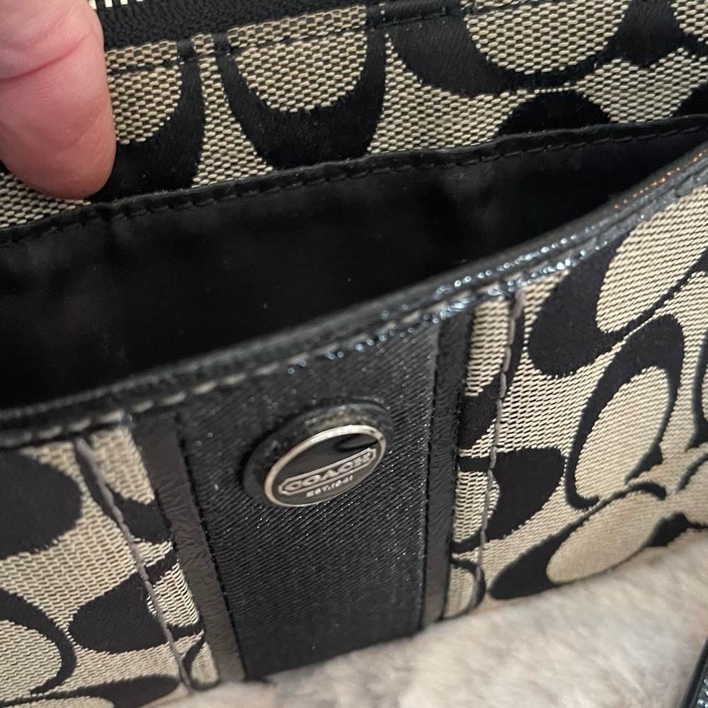 COACH Wallet with wrist strap, zipper closure, Authentic Coach Wallet - Picture 13 of 15